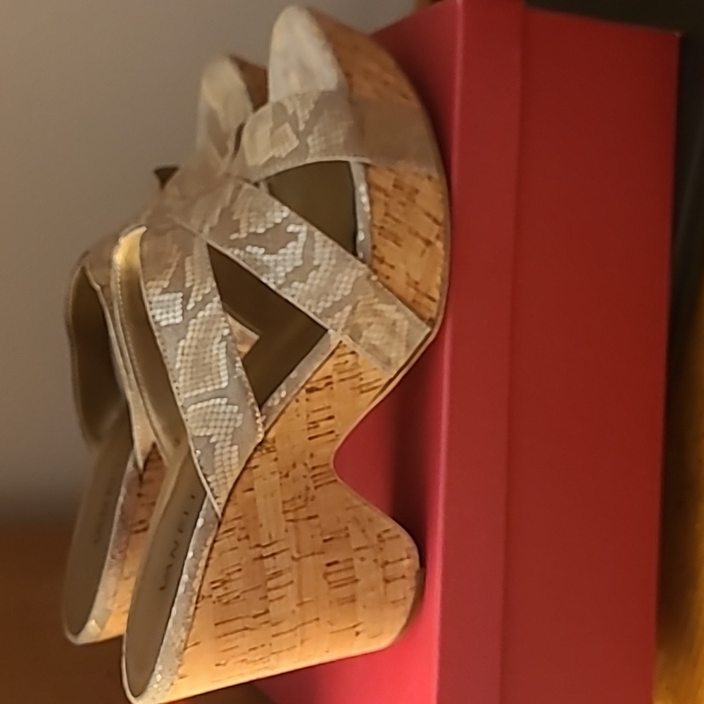 Vaneli Gold Shimmer Printed Platform Sandals Size 11 B